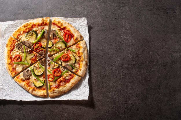 Pizza vegetariana con pimientos tomate calabacín y champiñones