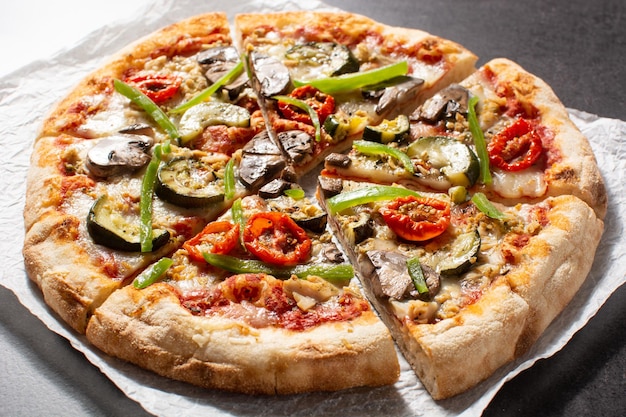 Pizza vegetariana con pimientos tomate calabacín y champiñones