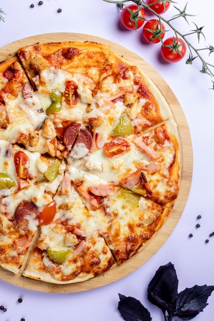 Pizza con verduras y tomates.