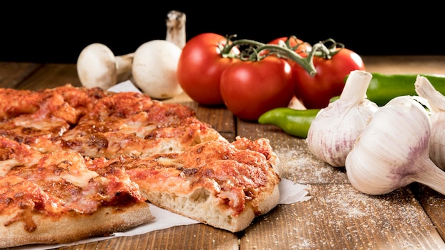 Foto gratuita pizza con verduras