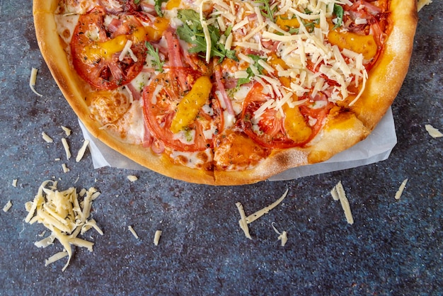 Foto gratuita pizza de vista superior con fondo sucio