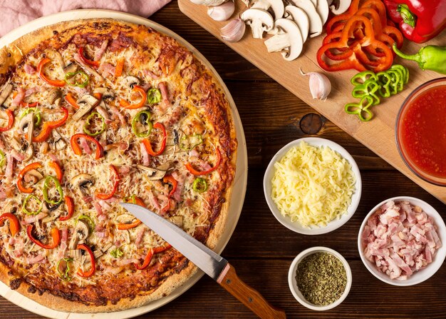 Pizza de vista superior con pimiento rojo e ingredientes
