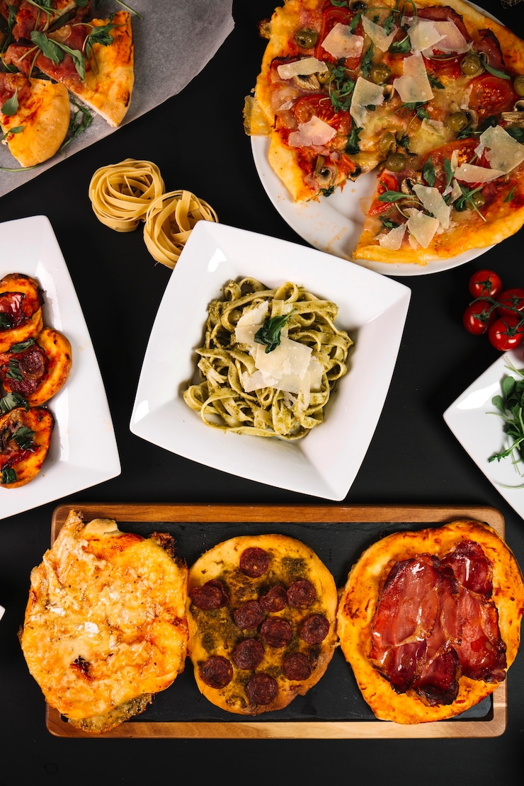 Foto gratuito pizzas alrededor de pasta
