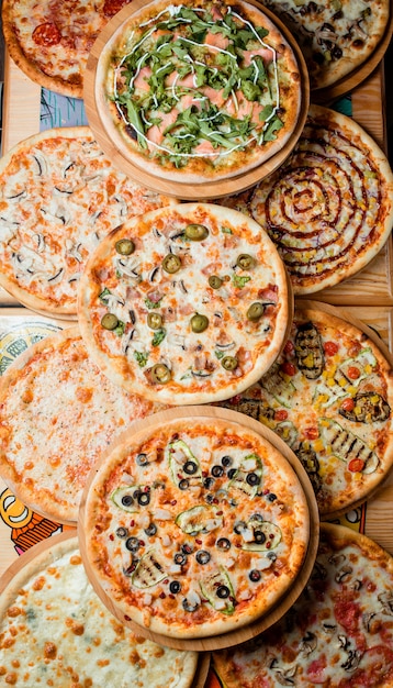 Foto gratuita pizzas puestas sobre la mesa