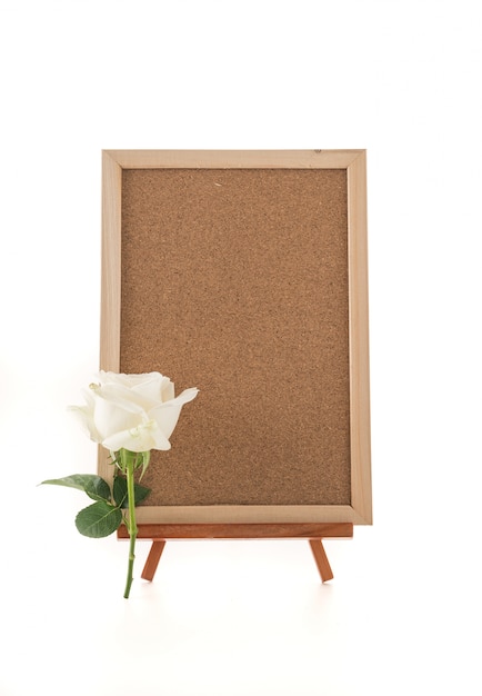 Placa de arte en blanco con rosa