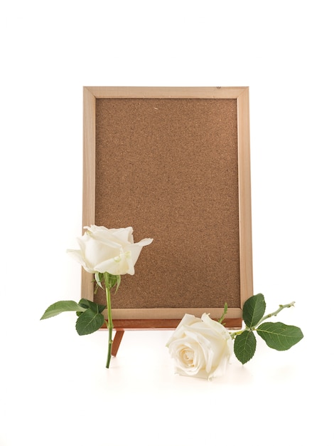 Placa de arte en blanco con rosa