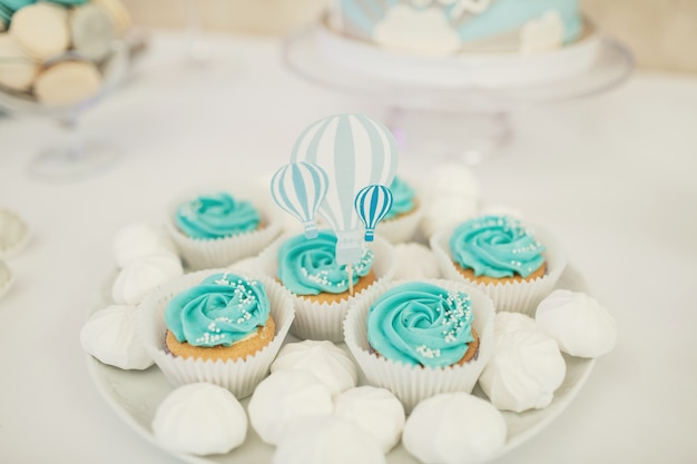 Placa blanca con cupcakes y besos azules