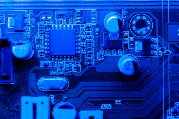 Placa de circuito temática azul con chip