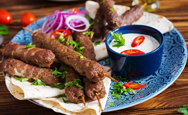 Placa de kebab de mezcla de Ramadán tradicional turco y árabe. Kebab adana, pollo, cordero y ternera sobre pan lavash con salsa. Vista superior