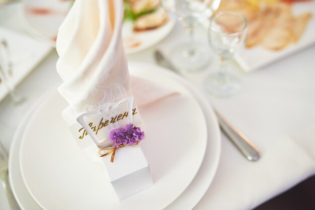 Placa en la mesa de la boda, mesa de boda.