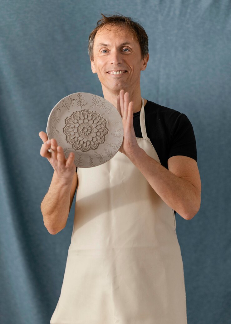 Foto gratuito placa de sujeción de hombre sonriente de tiro medio