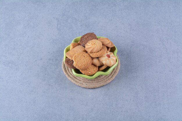 Foto gratuita una placa verde con dulces deliciosas galletas redondas de cilicio