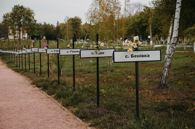 Placas conmemorativas de pueblos abandonados en la zona del desastre nuclear de Chernobyl