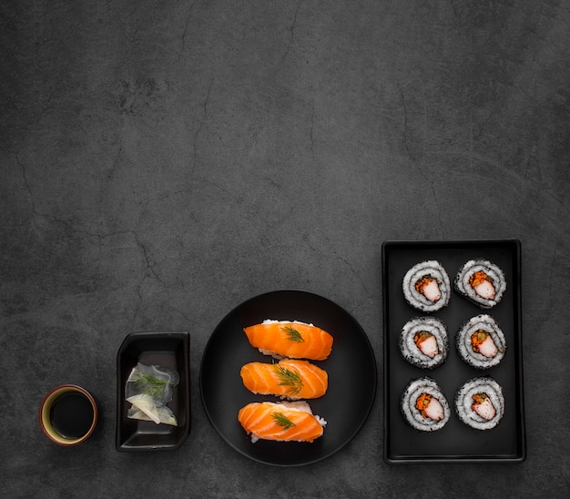 Placas planas con sushi maki y nigiri con espacio de copia