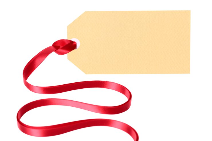 Photo Gratis plain blank gift tag or manila label with ribbon isolated on white background
