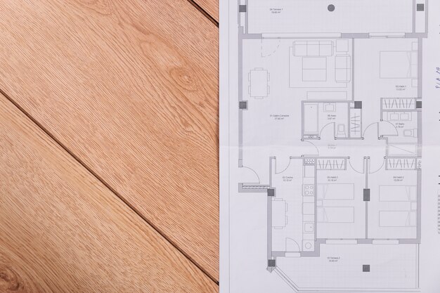 Plan de construcción en piso de madera