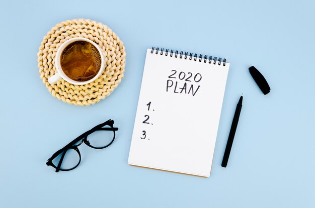 Plan de resoluciones de vista superior 2020 con café y vasos