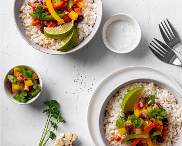 Plana laicos deliciosa comida brasileña con arroz