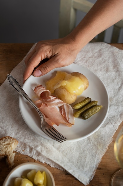 Foto gratuita plana laicos deliciosa comida en plato