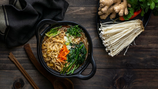 Plana laicos deliciosa composición de fideos sobre una mesa