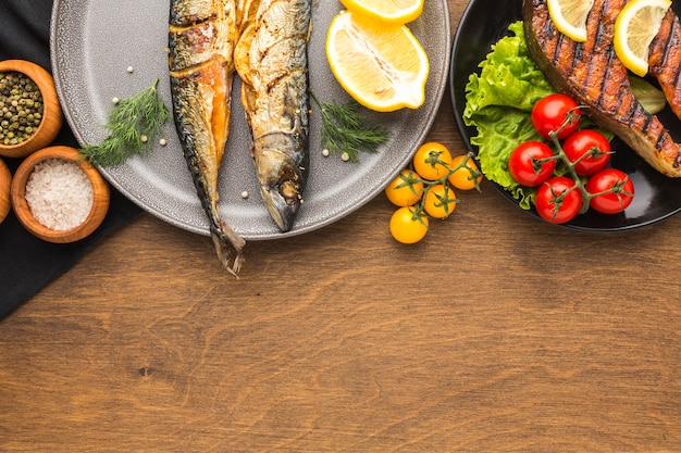 Foto gratuita plana laicos delicioso pescado ahumado en placa