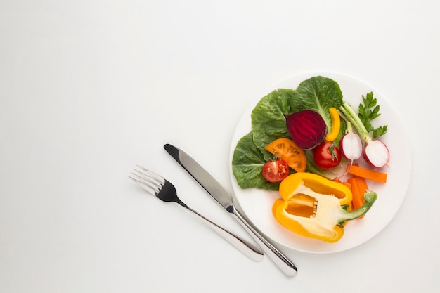 Plana pone comida saludable en un plato con espacio de copia