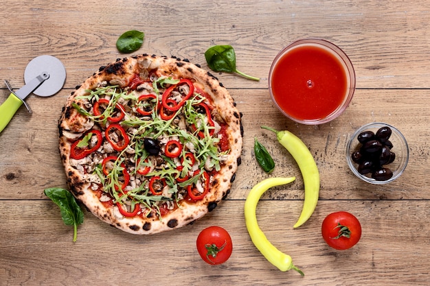 Foto gratuita plana pone sabrosa pizza sobre fondo de madera