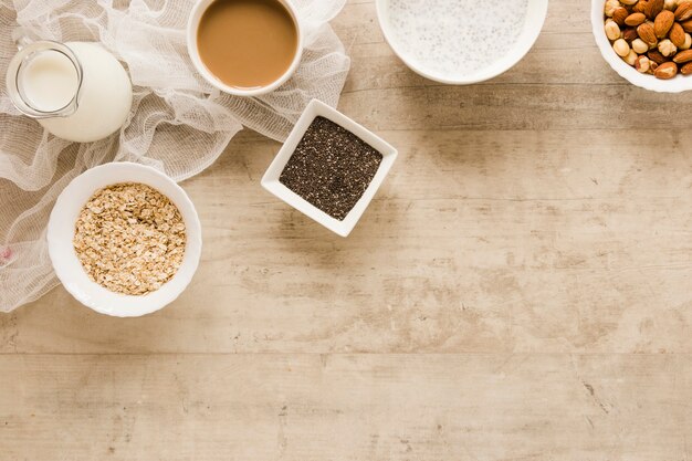 Plana pone semillas de avena y café con espacio de copia