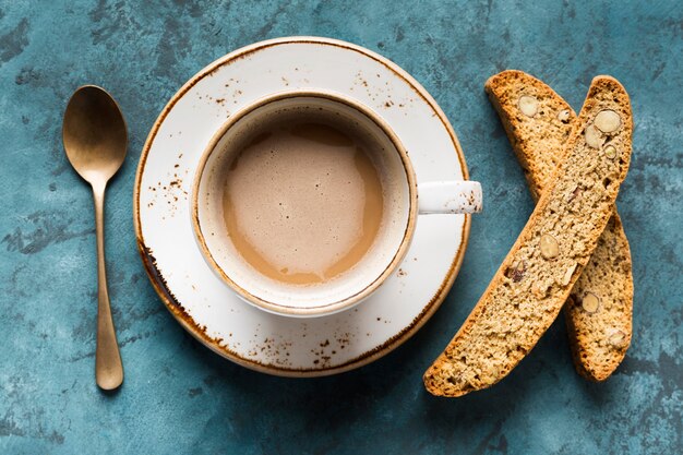 Plana pone la taza de café sobre fondo azul.