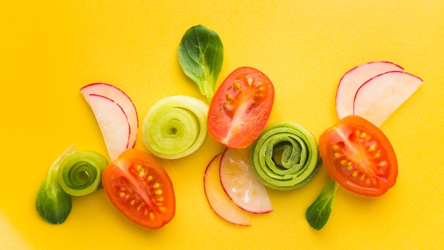 Foto gratuita plana pone verduras cortadas