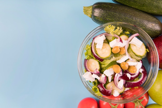 Foto gratuita plana pone verduras, frutas y ensalada con espacio de copia