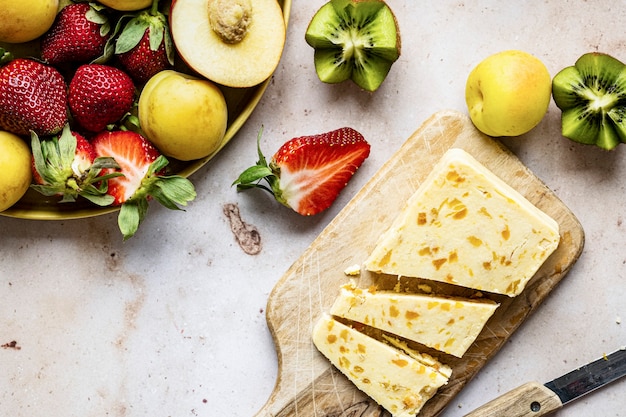 Foto gratuita plana de queso de fruta y albaricoque