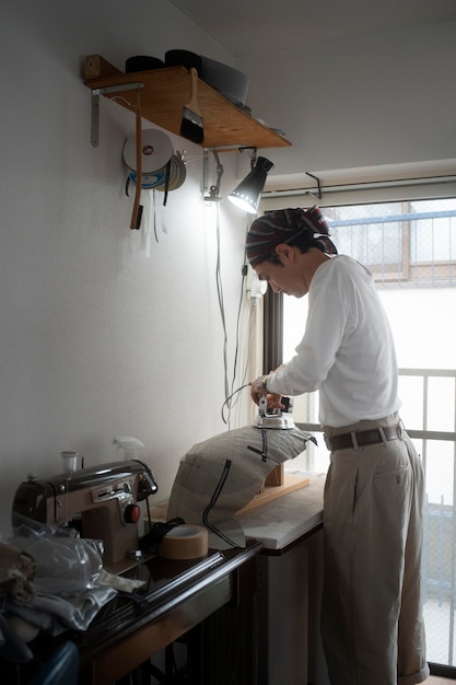 Foto gratuita planchado de hombre de tiro medio