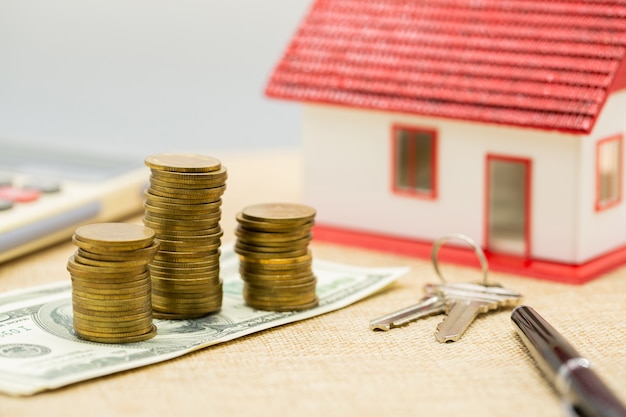 Planificación de ahorro de dinero de monedas para comprar una casa
