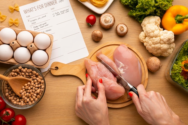 Foto gratuita planificación de comidas y arreglo de alimentos.