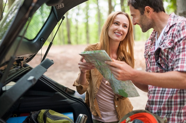 Planificación de pareja romántica ir de excursión en el bosque