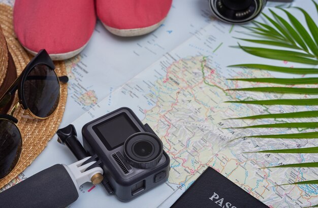 Planificación del viaje, viaje y viaje. Accesorios de viaje planos laicos en el mapa con zapatos, sombrero, pasaportes, dinero, tableta, teléfono inteligente. Concepto de vista superior, viajes o vacaciones.