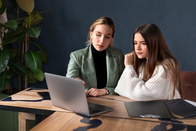 Foto gratuita planificador de bodas femenino trabajando con el cliente