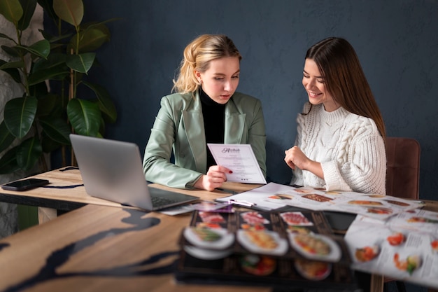 Planificador de bodas femenino trabajando con el cliente