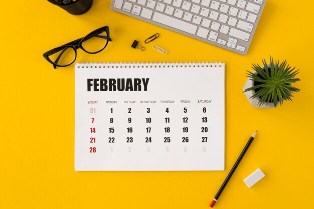 Planificador de vista superior calendario de febrero y planta