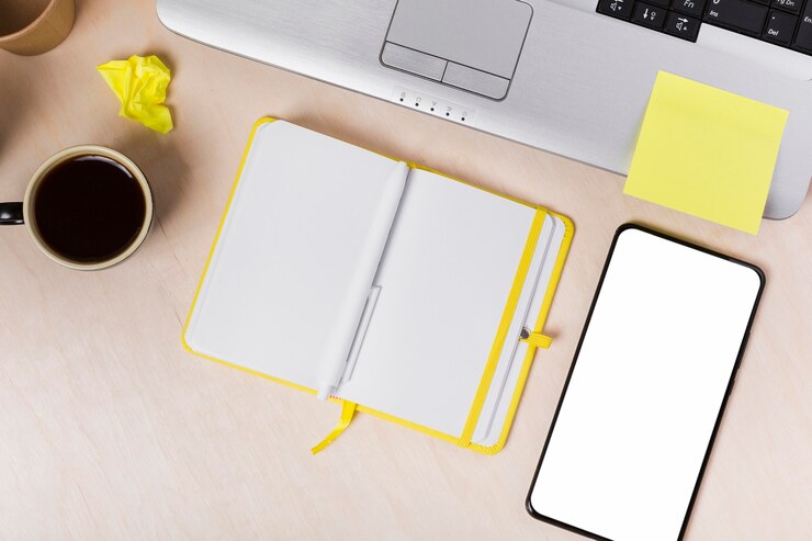 Foto gratuito plano de la agenda en el escritorio con espacio de copia