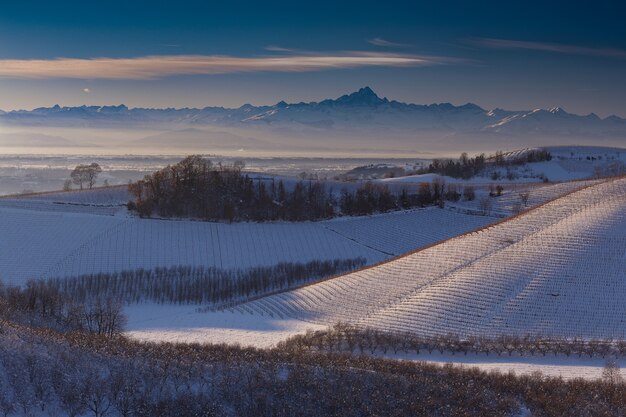 Plano amplio de colinas cubiertas de nieve en langhe piamonte italia