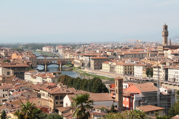 Plano amplio de Florencia Italia con un cielo azul claro