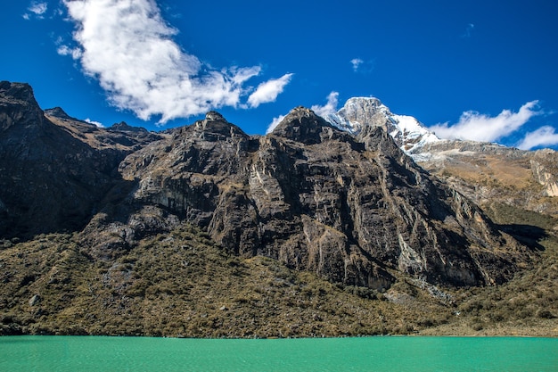 Plano amplio de montañas en un parque nacional en Perú