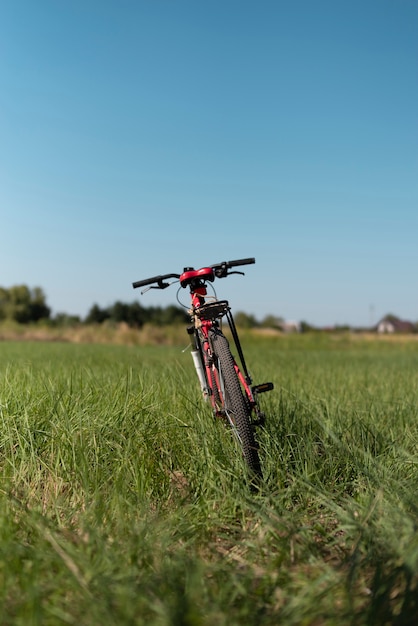 Foto gratuita plano completo de una bicicleta en la naturaleza