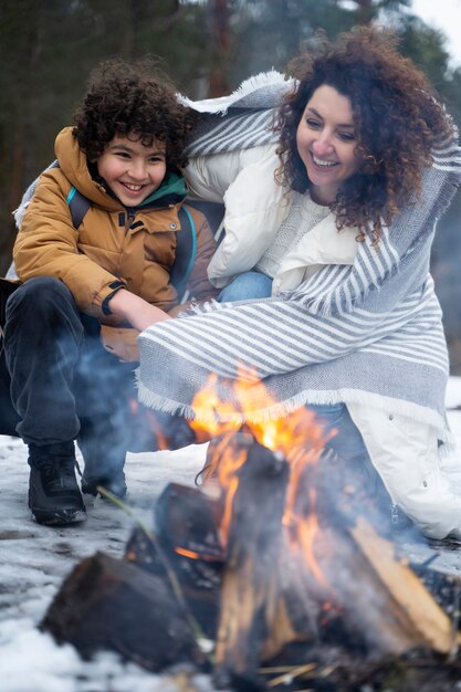 Plano completo feliz madre e hijo