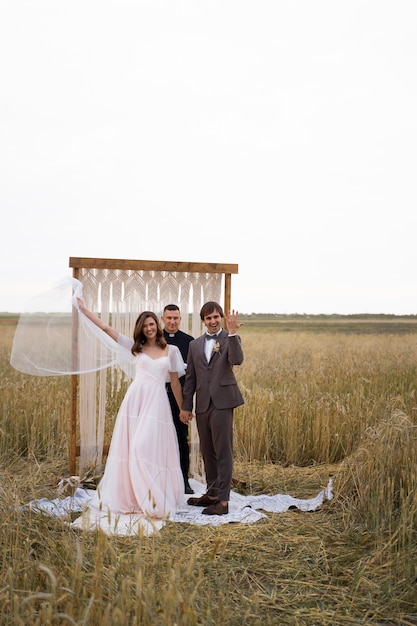 Foto gratuita plano completo feliz pareja casada al aire libre