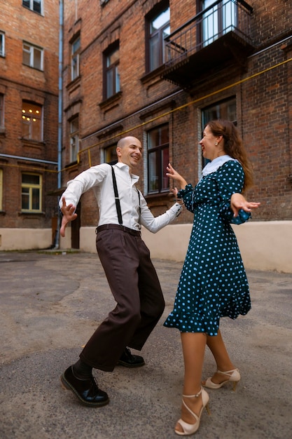 Plano completo de gente feliz bailando juntos