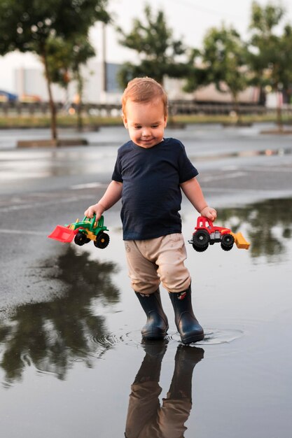 Plano completo de hermoso niño jugando afuera