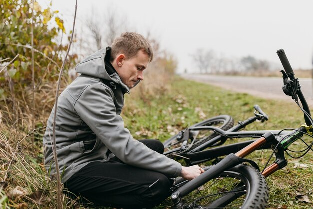 Plano completo del hombre en bicicleta